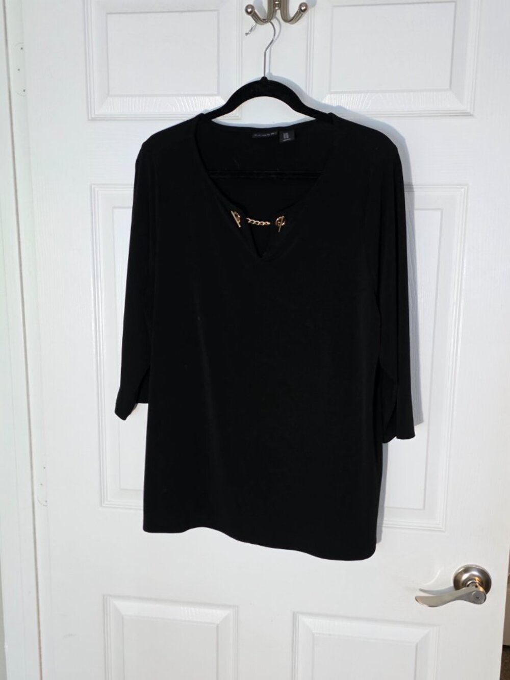 Tahari Womens X Large Blouse 3/4 Sleeve V Neck Gold Chain Keyhole Black Top size
